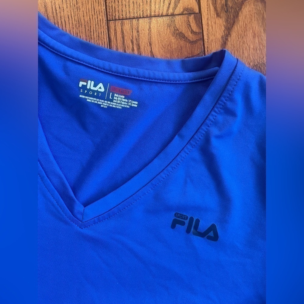 🎉2/$10 FILA Performance Tshirt Large - Picture 4 of 5